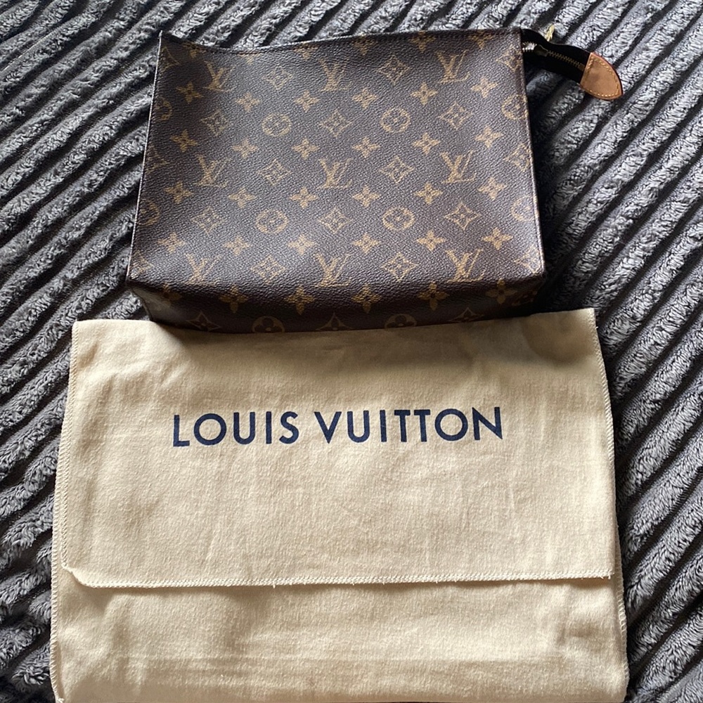 Like new Louis Vuitton toiletry pouch 26